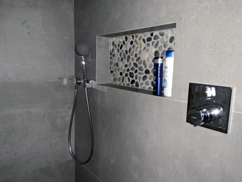 Badkamer met nis in douche. Verbouwingen